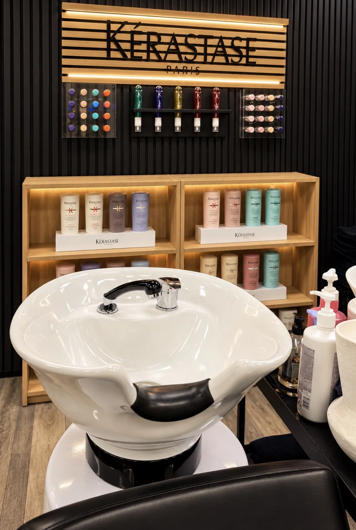 Tvättplats med Kérastase-hårvård hos Hair Cut