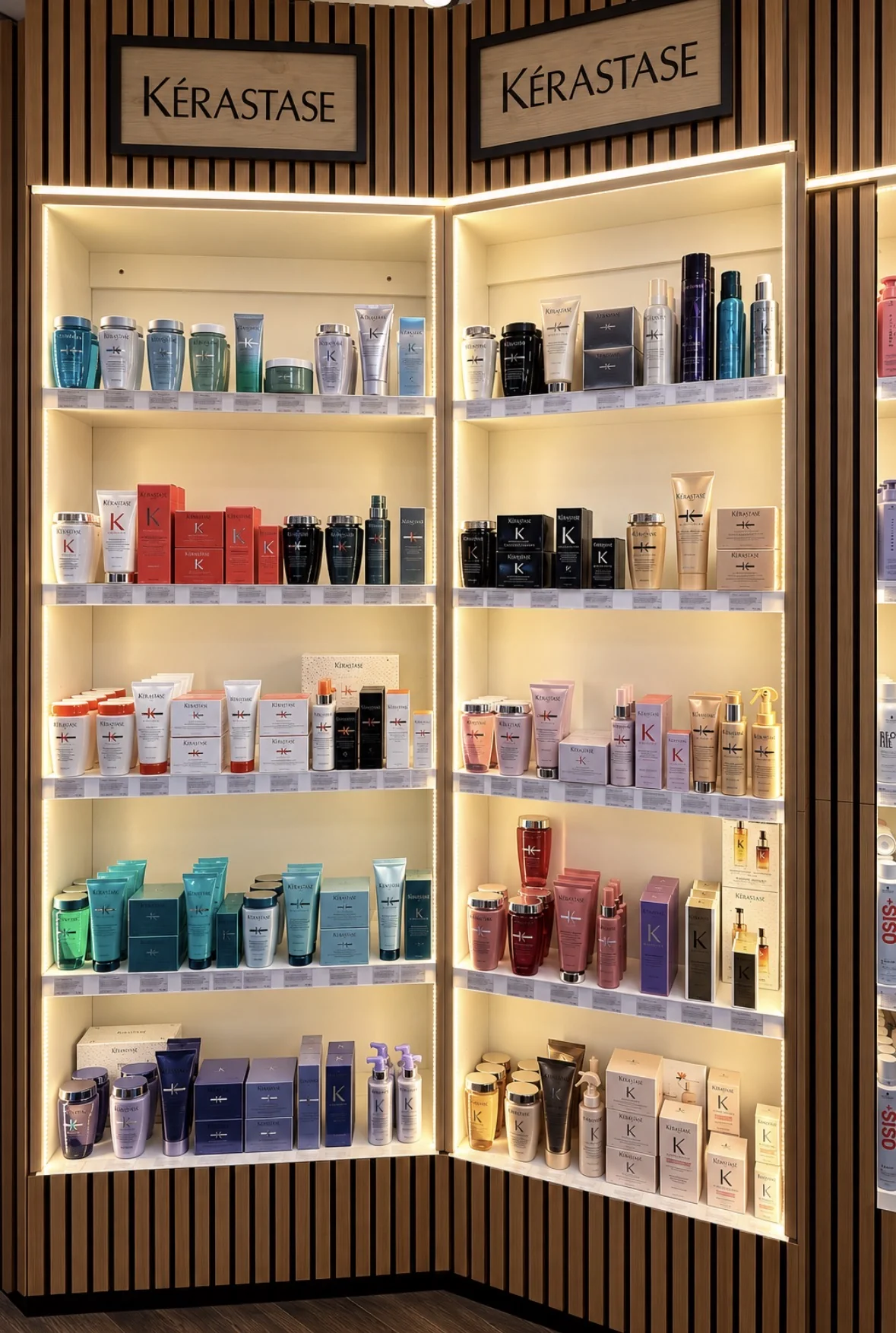 Kérastase-produkter i salongens hyllor